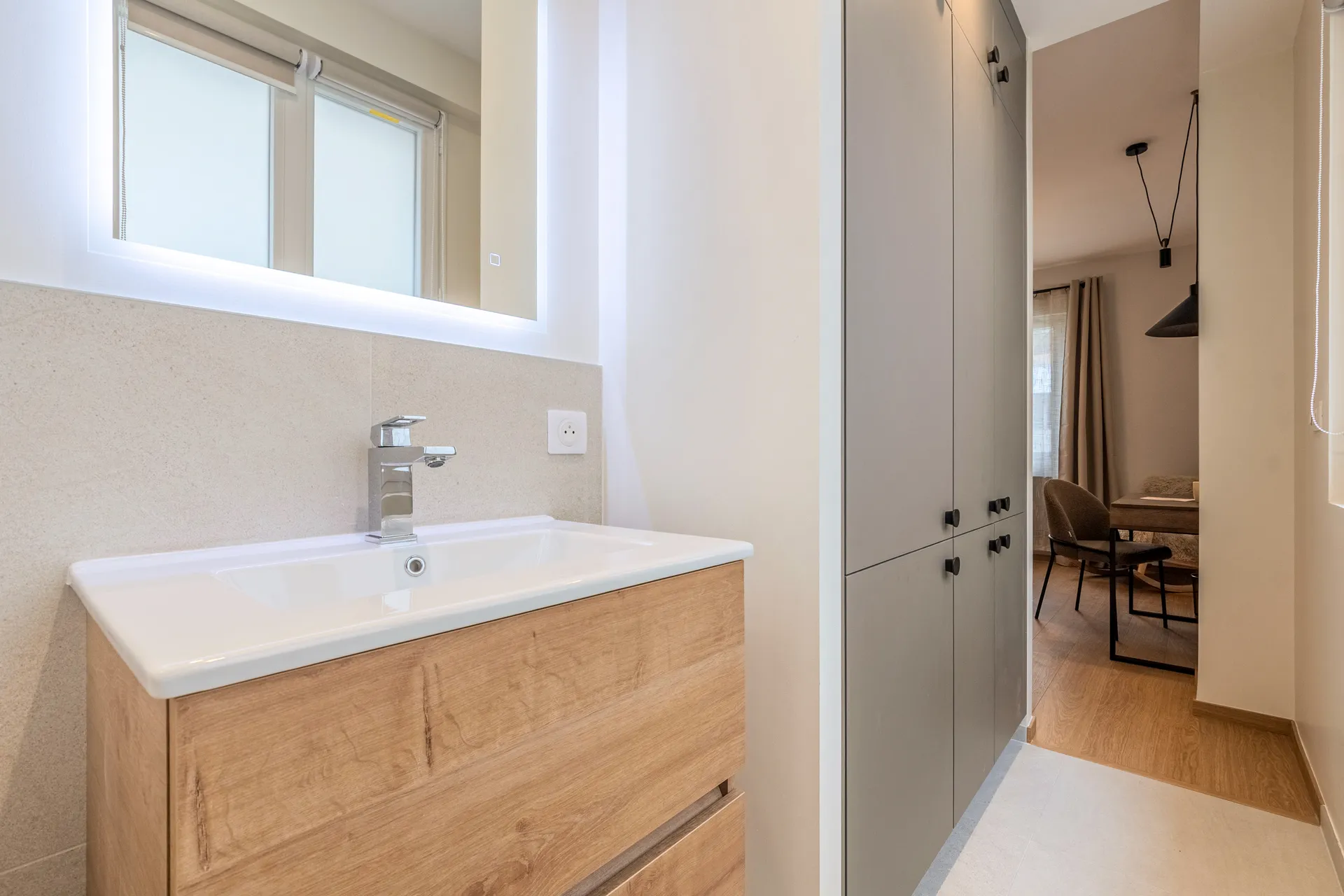 Photo d'une chambre standard — salle d'eau privative : meuble vasque et rangements